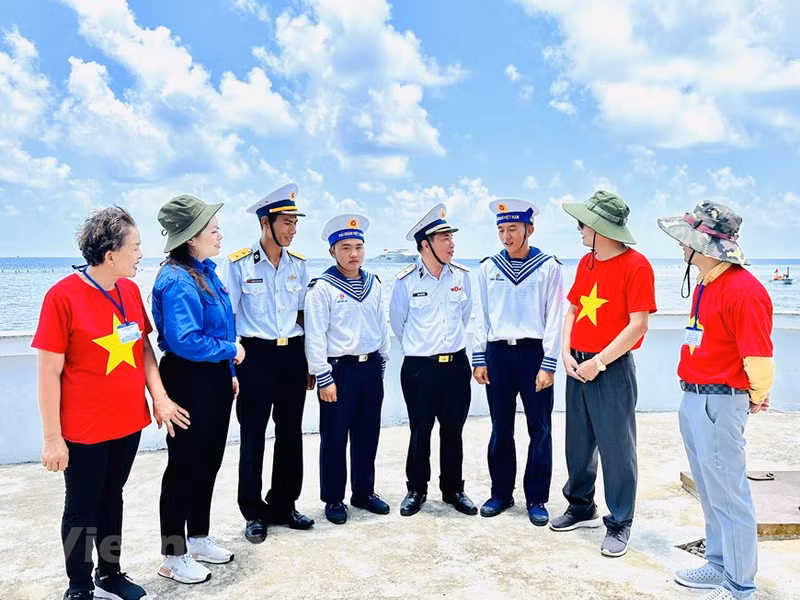 Chaque Vietnamien d’outre-mer arrivant sur l’île de Truong Sa ressent clairement le courage de notre armée et de notre peuple dans la cause de la protection de la mer et des îles de leur patrie. Chaque Vietnamien d’outre-mer arrivant sur l’île de Truong Sa ressent clairement le courage de notre armée et de notre peuple dans la cause de la protection de la mer et des îles de leur patrie.
