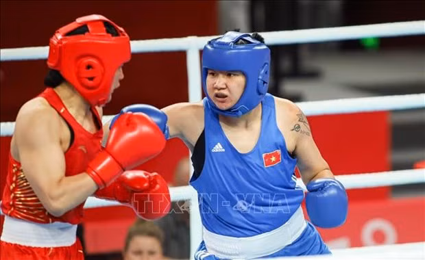 La boxeuse Luu Diêm Quynh (à droite) remporte la médaille de bronze pour le Vietnam. Photo: VNA