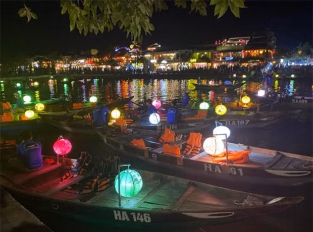 Sur la rivière, des bateaux transportent des touristes pour admirer la rivière la nuit et lâcher des lanternes. Photo: SCMP