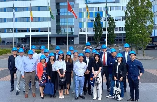 Des chefs d'entreprises au siège du groupe de construction navale Damen à Gorinchem, aux Pays-Bas. Photo: VNA