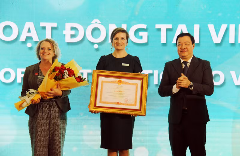 Cérémonie de remise du certificat de mérite décerné au VVOB pour sa contribution exceptionnelle à l’éducation au Vietnam. Photo : thoidai.com.vn