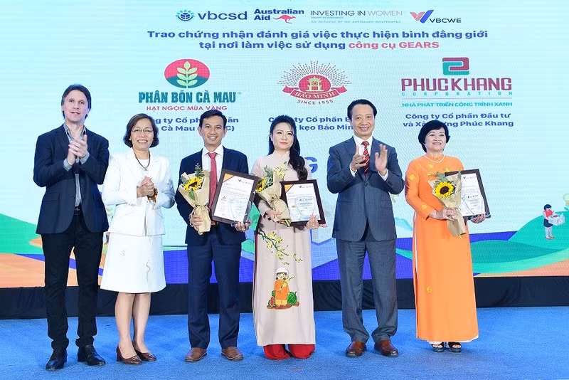 Trois entreprises ont été honorées lors du forum pour leurs efforts dans la promotion de l’égalité des sexes sur le lieu de travail. Photo : baoquocte.vn