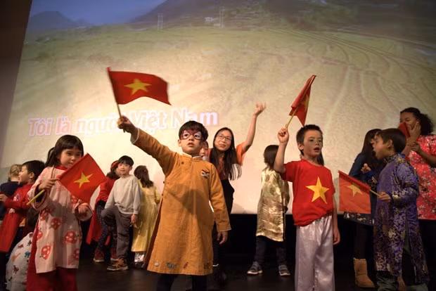 Des élèves de l'école de Binh Minh interprètent une chanson vietnamienne. Photo : VNA.