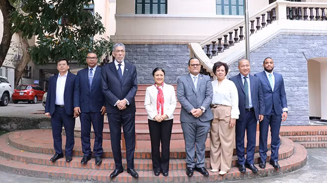 La présidente de la VUFO, Nguyên Phuong Nga et le secrétaire général du MIU de la République dominicaine, Miguel Mejia, lors de leur rencontre. Photo : thoidai.com.vn