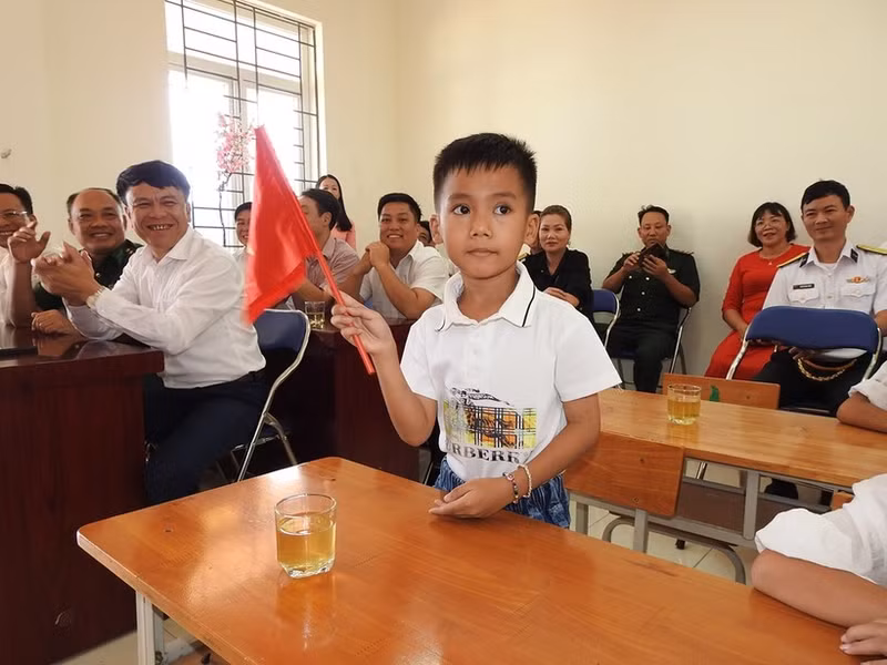 Pham Xuân Phuc est entré en premièreannée du primaire et s’est levé pour saluer tout le monde lorsque l’enseignante l’a présenté.