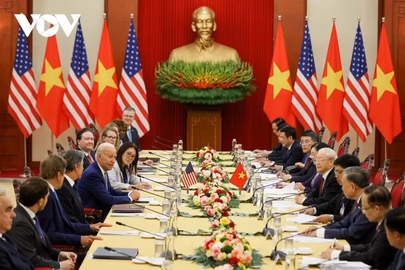 Au cours de la visite, les deux parties ont convenu de continuer à approfondir leurs relations bilatérales dans le cadre du nouveau partenariat stratégique intégral. Elles se sont engagées à renforcer davantage les relations politico-diplomatiques, notamment à travers des rencontres entre les hauts dirigeants des deux pays. Le Président Joe Biden a réaffirmé son soutien à un Vietnam fort, indépendant, autonome et prospère, qui élargit son intégration internationale, assumant un rôle plus important au sein de l’ASEAN et de la région, ainsi que dans la coopération internationale pour répondre aux défis mondiaux.