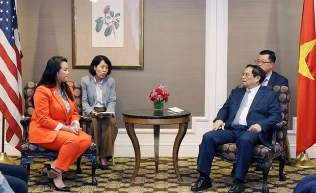 Le Premier ministre Pham Minh Chinh et la maire d'Oakland, Mme Sheng Thao. Photo: VNA.
