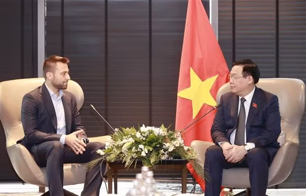 Le Président de l'Assemblée nationale Vuong Dinh Huê (à droite) et Dimitar Naydenov, directeur des fusions et acquisitions du laboratoire Sopharma, un des leaders des acteurs pharmaceutiques bulgares. Photo : VNA.