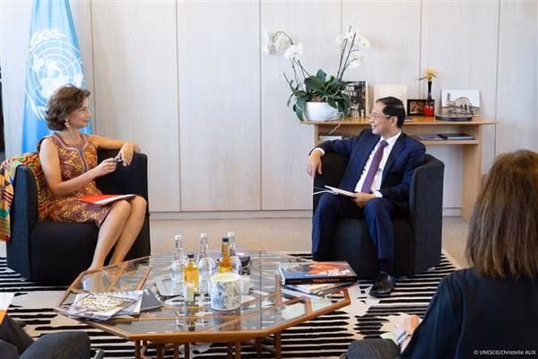 Le ministre des Affaires étrangères Bui Thanh Son (à droite) et la directrice générale de l’UNESCO, Audrey Azoulay, le 5 juin à Paris. Photo: VNA