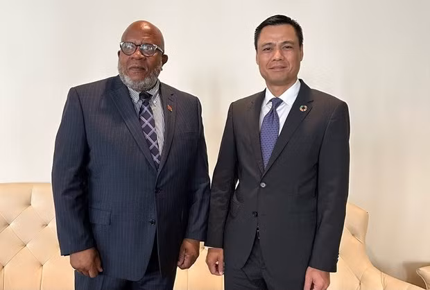 Le représentant permanent du Vietnam auprès des Nations Unies, Dang Hoàng Giang (à droite) et le Président élu de la 78e session de l’Assemblée générale des Nations Unies, Dennis Francis. Photo : VNA.