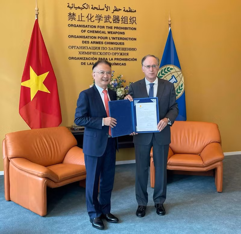 L’ambassadeur du Vietnam aux Pays-Bas, Ngô Huong Nam (à gauche) lors de la cé rémonie de présenter ses lettres de créance au directeur de l’OIAC. Photo : baoquocte.vn