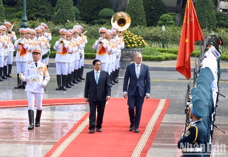 Le Premier ministre vietnamien, Pham Minh Chinh, préside le matin du 4 juin une cérémonie d'accueil pour son homologue australien, Anthony Albanese, qui effectue une visite officielle au Vietnam les 3 et 4 juin. Photo : NDEL.