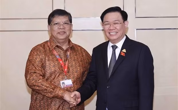 Vuong Dinh Huê (à droite) rencontre le Président de la Chambre des Représentants de Malaisie Tan Sri Dato' Johari Bin Abdul. Photo : VNA.