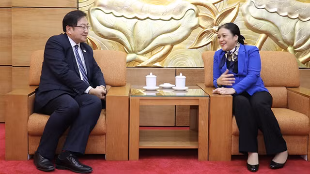 Tan Yang Thai, ambassadeur de Malaisie au Vietnam (à gauche) et la présidente de la VUFO, Nguyên Phuong Nga, le 13 mars à Hanoï. Photo : thoidai.com.vn
