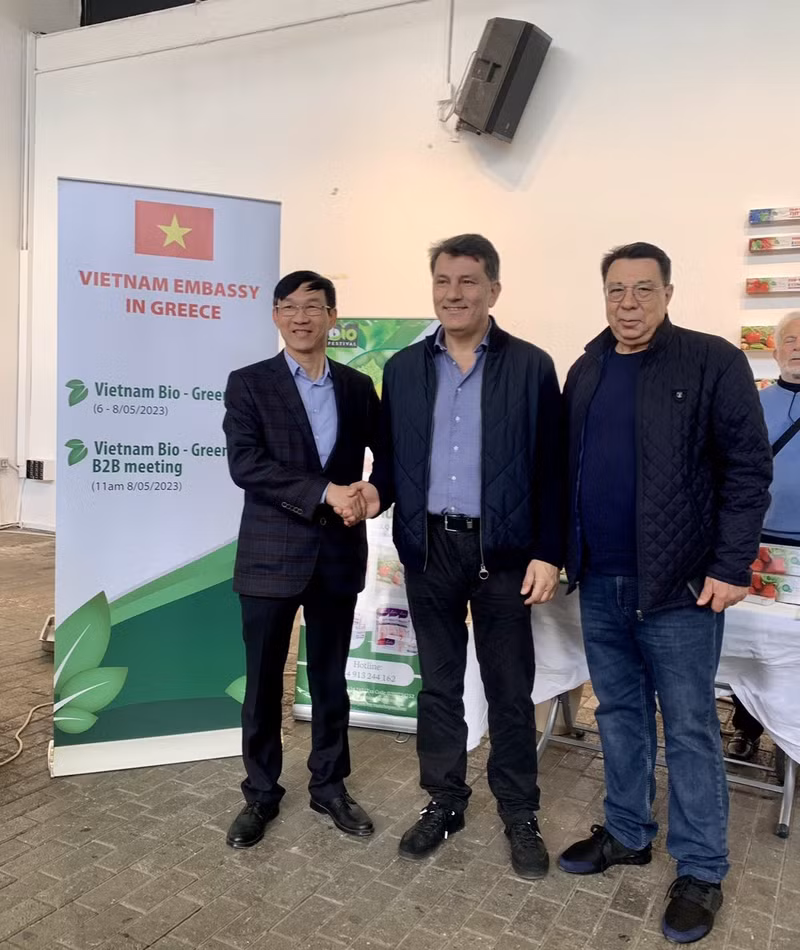 L'ambassadeur du Vietnam en Grèce Lê Hông Truong (1er, à gauche) et le président du Conseil de l'Attica à Athènes lors de la foire Eco-green 2. Photo : baoquocte.vn