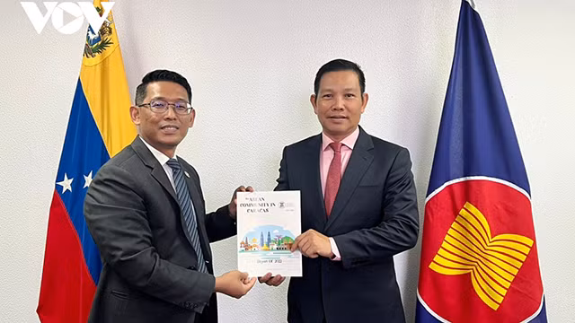 Cérémonie de transfert de la présidence tournante de l’ACC de l’ambassadeur malaisien, Shalihin Annuar (à gauche), à l’ambassadeur vietnamien, Vu Trung My (à droite). Photo : VOV.