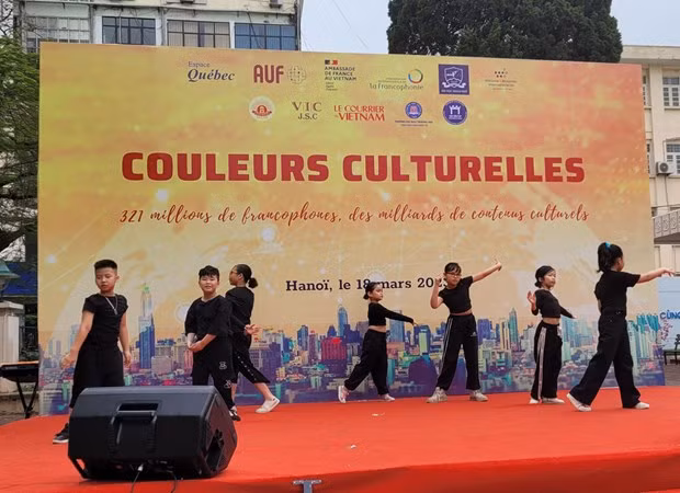 Un numéro artistique à l'Espace "Musique" de la fête "Couleurs culturelles". Photo : CVN.