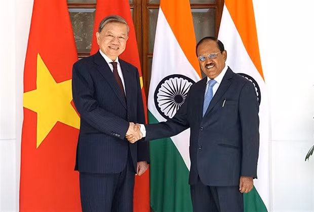 Le ministre vietnamien de la Sécurité publique Tô Lâm (à gauche) et le Conseiller indien à la sécurité nationale, Ajit Kumar Doval. Photo : VNA.
