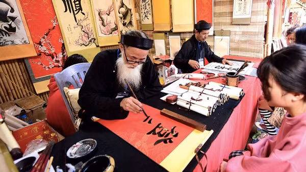 Demander une calligraphie, une belle coutume des Vietnamiens. Photo : VNA.