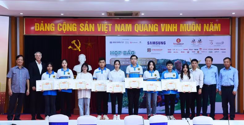 Après 15 éditions, le tournoi de golf caritatif « Swing for the Kids » a collecté plus de 20 milliards de dôngs pour remettre à plus de 20 000 élèves, dans 40 provinces et villes du Vietnam. Photo : NDEL.