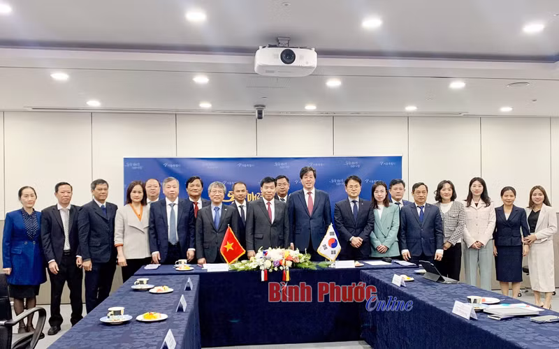 La délégation de la province de Binh Phuoc lors de sa séance de travail avec Kim Eui Seung, vice-maire I, en charge des affaires administratives du gouvernement de la ville de Séoul. Photo : baobinhphuoc.com.vn