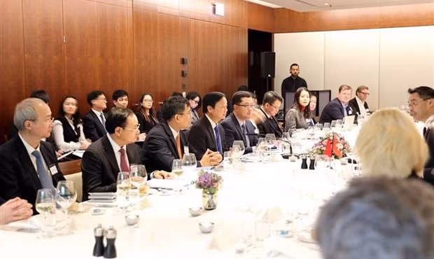 Le Vice-Premier ministre Trân Hông Hà (4e à partir de la gauche) lors du dialogue. Photo : VNA.