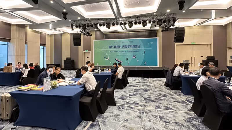 Rencontres commerciales directes entre les entreprises d'Ulsan et les entreprises vietnamiennes lors de l'événement. Photo : VOV.