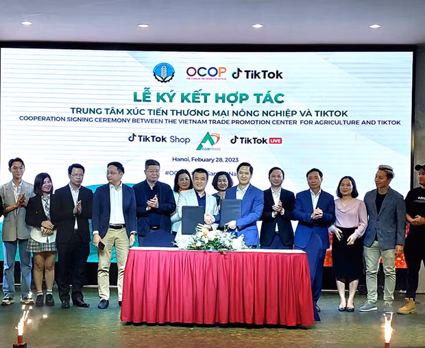 Signature de l'accord de coopération entre l'Agritrade et TikTok. Photo : VNA.
