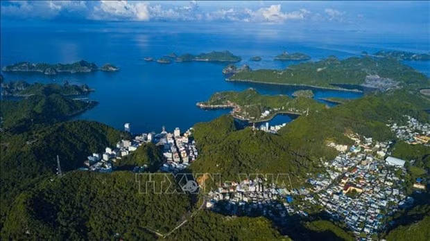 L'archipel de Cat Bà comprend 367 grandes et petites îles, dont l'île de Cat Bà a la plus grande superficie (environ 100 km2) et est une ville du district de Cat Hai. Photo : VNA.