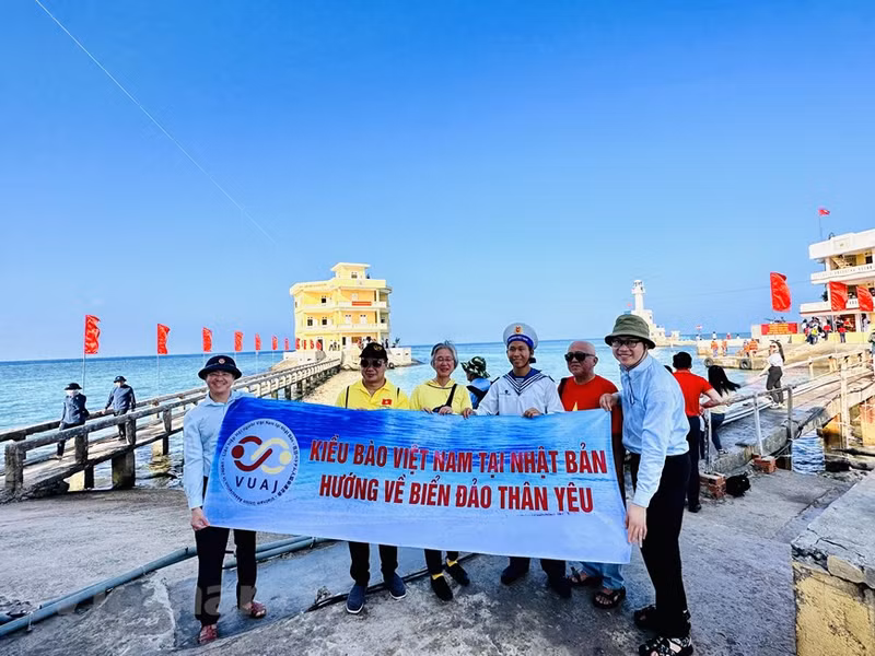 Des expatriés vietnamiens au Japon avec un message vers la mer et les îles bien-aimées du pays natal. Des expatriés vietnamiens au Japon avec un message vers la mer et les îles bien-aimées du pays natal.