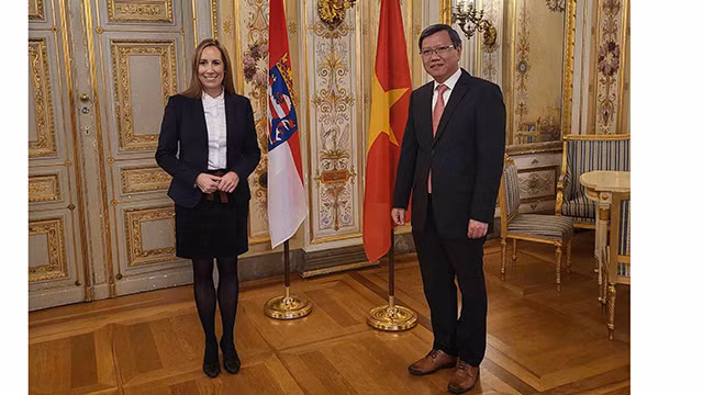 Le consul général du Vietnam à Francfort-sur-le-Main, Lê Quang Long (à droite) et la présidente du parlement de Hesse, Astrid Wallmann. Photo : baoquocte.vn