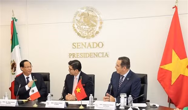 Rencontre entre le général de corps d'armée Trân Quang Phuong, vice-président de l'Assemblée nationale vietnamienne, et le premier vice-président du Sénat mexicain, Sergio Pérez Flores. Photo: VNA.