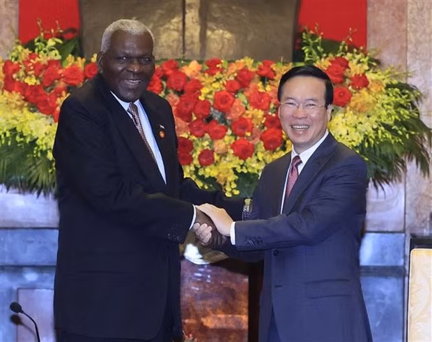 Le Président vietnamien, Vo Van Thuong, (à droite) et le Président de l'Assemblée nationale du Pouvoir populaire (ANPP) de Cuba, Esteban Lazo Hernández. Photo : VNA.