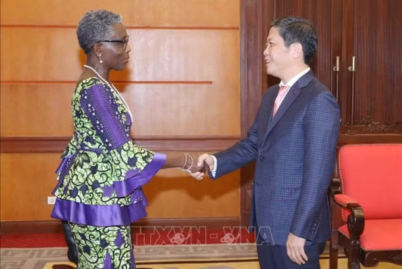 Le chef de la Commission économique du Comité central du Parti communiste vietnamien, Trân Tuân Anh (à dtoite) et la directrice générale adjointe de FMI, Antoinette Monsio Sayeh. Photo : VNA.