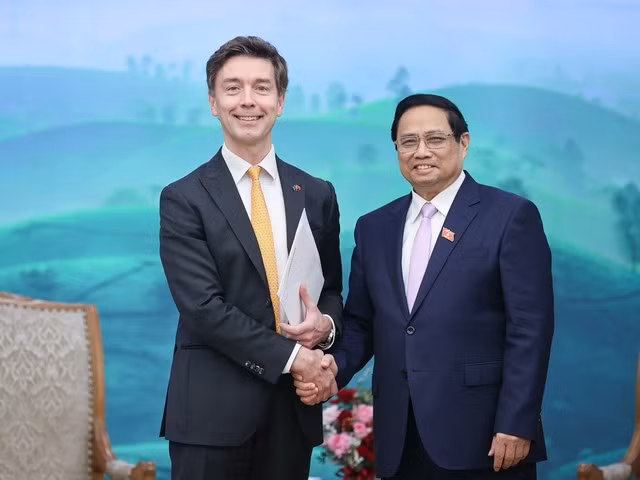 Le Premier ministre Pham Minh Chinh (à droite) et Julien Guerrier, chef de la Délégation de l'Union européenne (UE) au Vietnam. Photo : VGP.