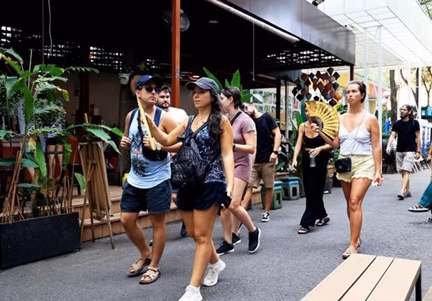 Des touristes espagnols visitent la rue du livre de Hô Chi Minh-Ville. Photo : VNA.