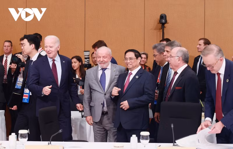 Le Premier ministre vietnamien, Pham Minh Chinh, et des délégués lors de la session "Vers un monde pacifique, stable et prospère". Photo : VOV.