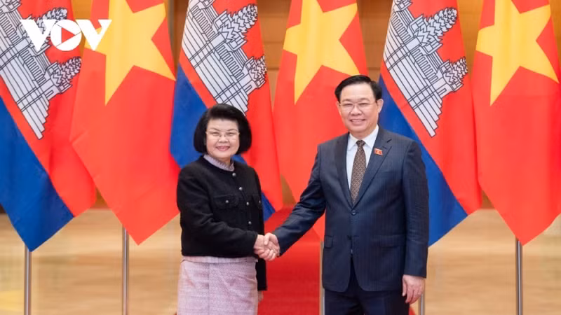 La Présidente de l’Assemblée nationale du Cambodge, Samdech Khuon Sudary, a effectué une visite officielle au Vietnam du 30 novembre au 2 décembre. La visite a donné de nombreux résultats pratiques, contribuant positivement au renforcement des relations de bon voisinage, d’amitié traditionnelle, de coopération intégrale et de longue date entre le Vietnam et le Cambodge, ainsi qu’entre les deux organes législatifs. Sur la photo, le Président de l’Assemblée nationale vietnamienne, Vuong Dinh Huê, et son homologue cambodgien, Khuon Sudary, posent pour une photo avant leur entretien à Hanoï.