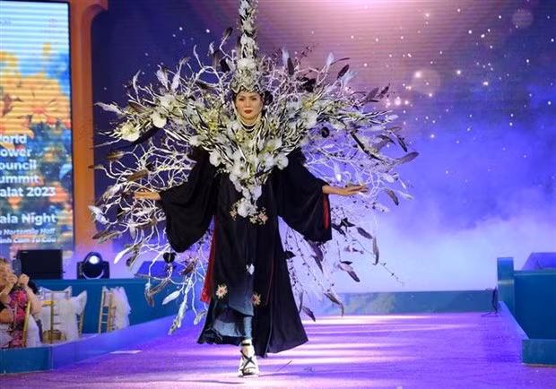 Représentation au concours de compositions florales lors du Sommet du Conseil mondial des fleurs 2023. Photo: VNA