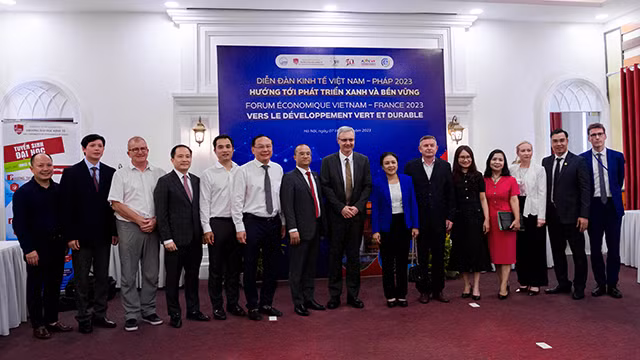 Des invités lors du forum économique Vietnam - France 2023 intitulé « Vers un développement vert et durable », le 7 juillet à Hanoï. Photo : Tùng Chi/NDEL