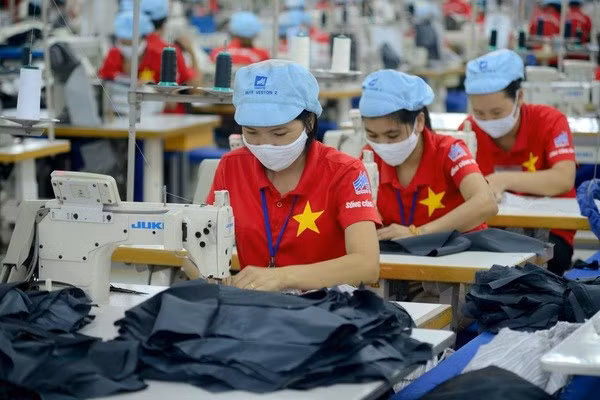 De nombreuses grandes entreprises de mode et de textile à travers le monde se sont fixé des objectifs et se sont engagées à atteindre zéro émission nette d'ici 2050. Photo : VNA