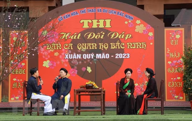 Le concours de chant "quan ho" réunit plus de 500 artisans, acteurs, actrices, musiciens et chanteurs de huit troupes artistiques de districts et de villes de la province de Bac Ninh. Photo : VNA.