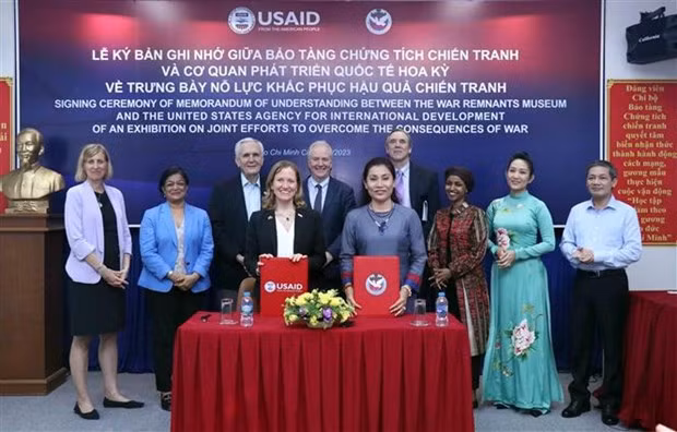 Lors de la cérémonie de signature du protocole d’accord de coopération dans le règlement des conséquences de guerre entre l'USAID et le Musée des vestiges de guerre. Photo : VNA.