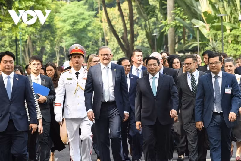 Le Premier ministre australien Anthony Albanese a effectué une visite officielle au Vietnam les 3 et 4 juin. Au cours de sa visite, il a annoncé une subvention de 105 millions de dollars australiens pour des projets vietnamiens dans les domaines de la construction d’infrastructures, de la réponse au changement climatique et de la transition énergétique. Les deux parties ont convenu de promouvoir la mise en œuvre de la stratégie de renforcement de l’engagement économique du Vietnam (EEES) pour la période 2021 - 2025, en s’efforçant de porter le chiffre d’affaires du commerce bilatéral à 20 milliards de dollars et de doubler le niveau actuel des investissements bilatéraux à court terme.