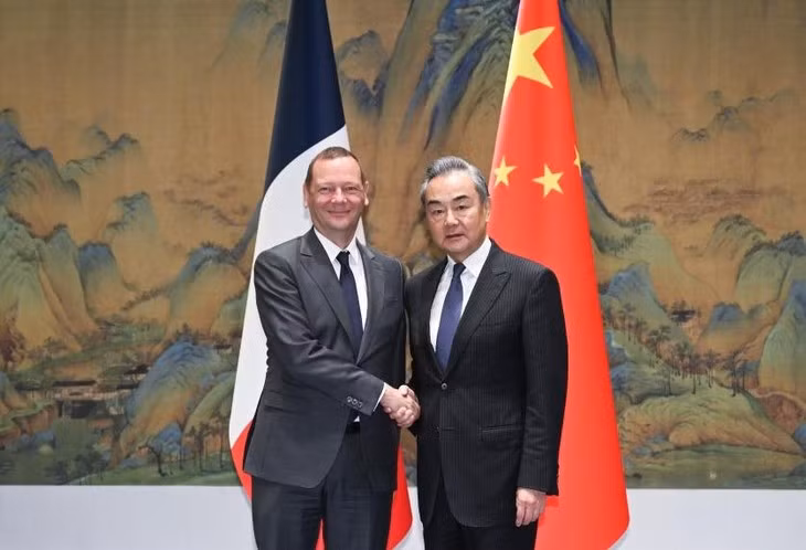 Wang Yi, ministre chinois des Affaires étrangères (droite) et Emmanuel Bonne, conseiller diplomatique du Président français. Photo : Xinhua.