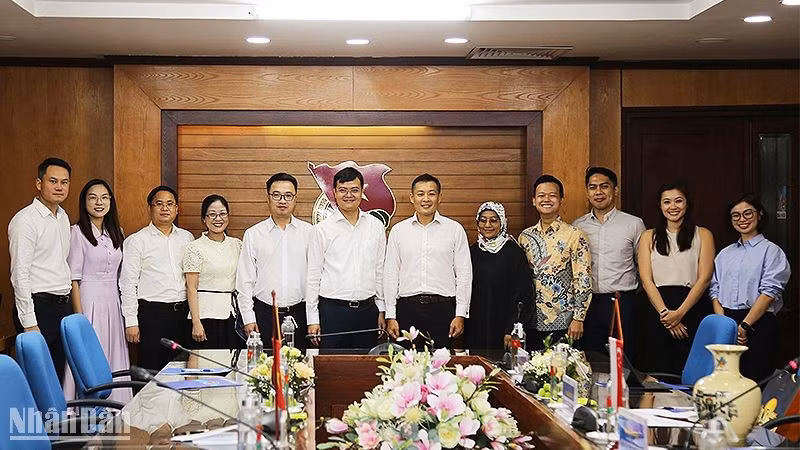Réunion tenue le 28 août à Hanoï entre le Comité central de l’Union de la Jeunesse communiste de Hô Chi Minh du Vietnam et le Conseil national de la Jeunesse de Singapour. Photo : NDEL.