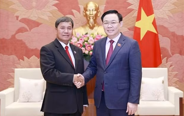 Le Président de l’Assemblée nationale du Vietnam Vuong Dinh Huê (à droite) serrant la main du Vice-Président de l’Assemblée nationale du Laos Khambay Damlath. Photo : VNA