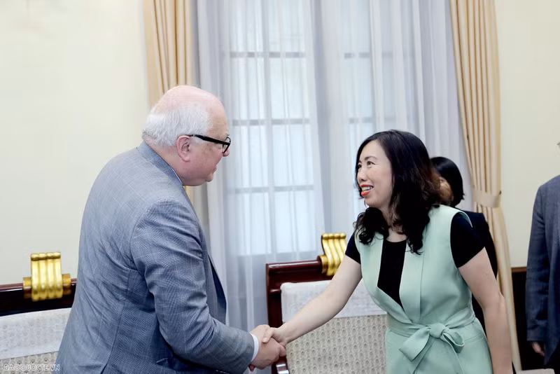 La vice-ministre vietnamienne des Affaires étrangères, Lê Thi Thu Hang et l'ambassadeur Jean Christophe Peaucelle, le 3 juillet à Hanoi. Photo : baoquocte.vn