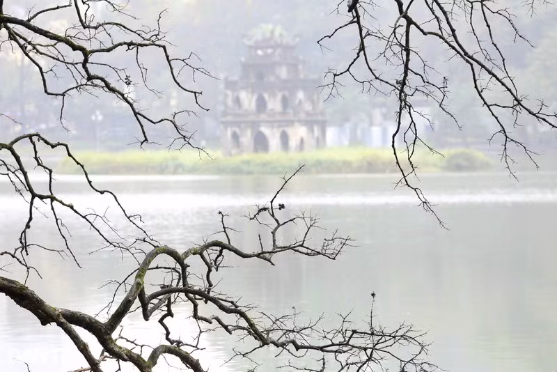 Le Lac Hoàn Kiêm (Épée de restituée) dans l’arrondissement de Hoàn Kiêm est considéré comme le cœur de la capitale. Autour du lac, se trouvent de nombreuses reliques telles que le temple Ngoc Son, le pont Thê Huc, la tour Thap But, la tour Hoa Phong, le temple du Roi Lê et le monument Ly Thai Tô. En photo : la Tour à tortue unique flottant au milieu du lac. Le Lac Hoàn Kiêm (Épée de restituée) dans l’arrondissement de Hoàn Kiêm est considéré comme le cœur de la capitale. Autour du lac, se trouvent de nombreuses reliques telles que le temple Ngoc Son, le pont Thê Huc, la tour Thap But, la tour Hoa Phong, le temple du Roi Lê et le monument Ly Thai Tô. En photo : la Tour à tortue unique flottant au milieu du lac.