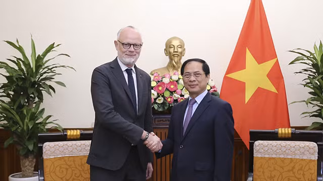 Le ministre des Affaires étrangères, Bùi Thanh Son (à droite) et le maire du Havre, Édouard Philippe. Photo: Lâm Khanh/TTXVN.